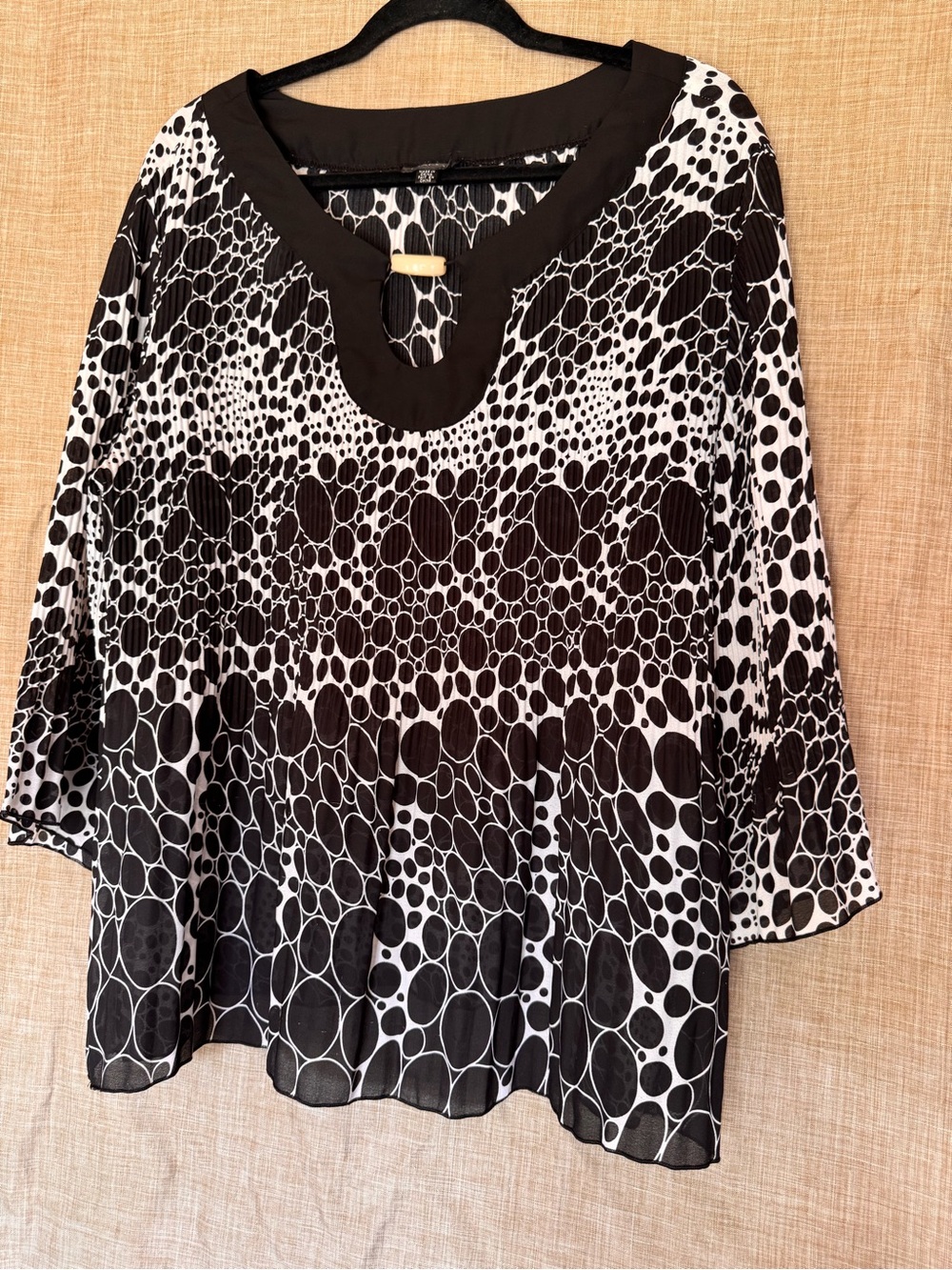 Black and White Printed Keyhole Tunic Top